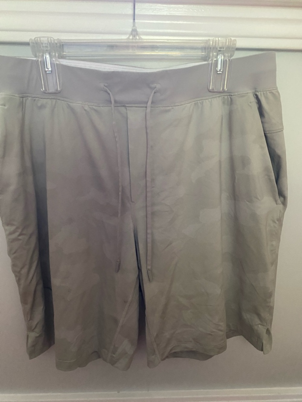 lululemon athletica Men's Drawstring Shorts - Olive